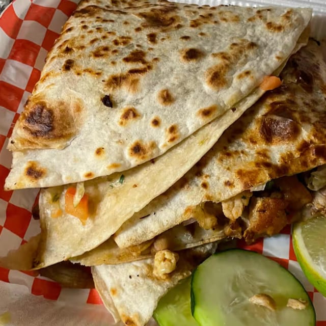 Quesadillas Pollo / Chicken Quesadillas.